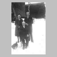 062-0012 Altbauer Heinrich Marquardt mit seiner Tochter, Maria Schmidt und dem Hoferben, Kurt Marquardt, im Winter 1943-44. .jpg